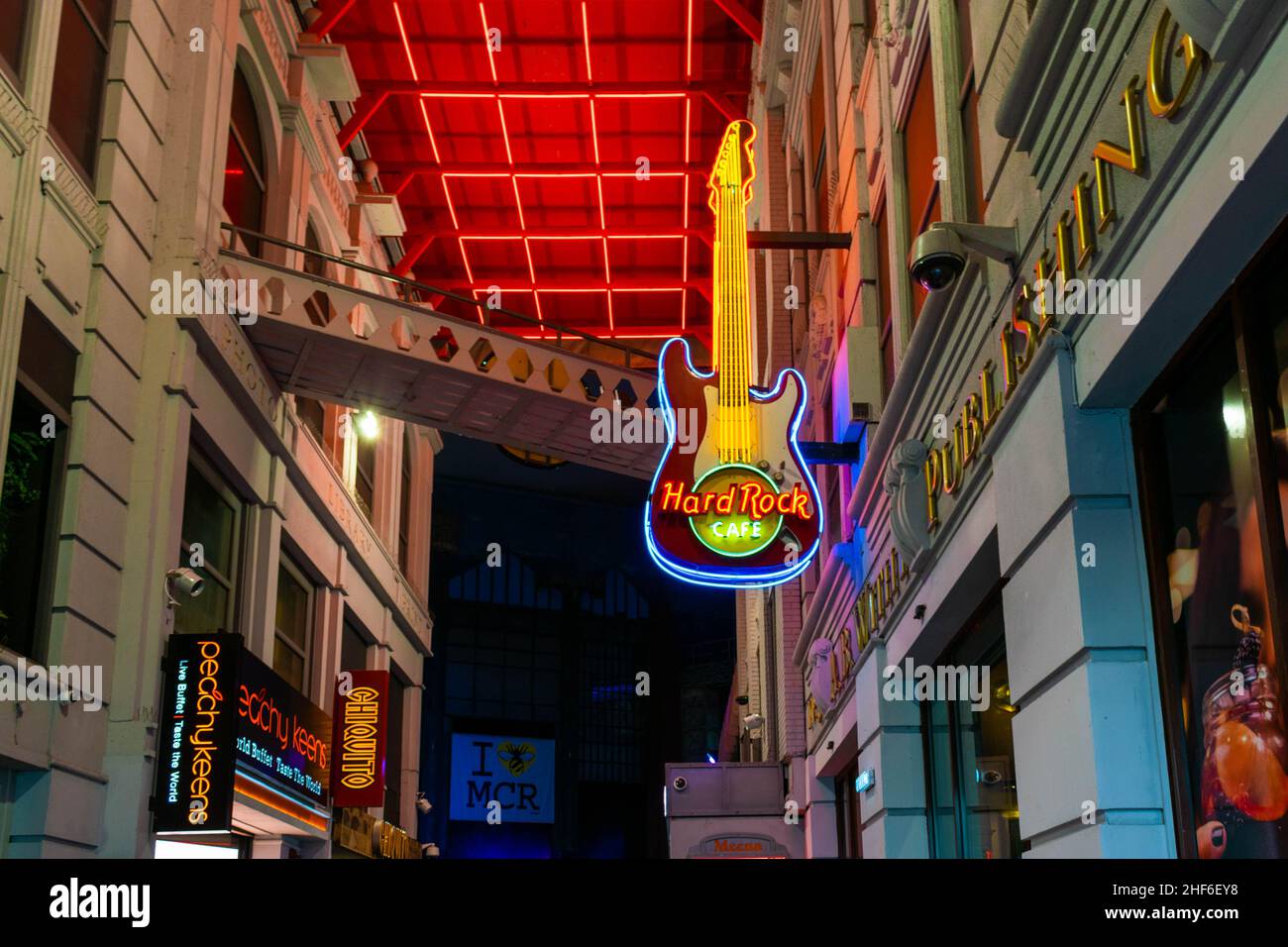 Manchester, Großbritannien - 22nd. September 2019: Hard Rock Café lebendiges Neon-Gitarrenschild am Eingang zum Hardrock Café Pub und Cocktailbar mit Restaurant Stockfoto