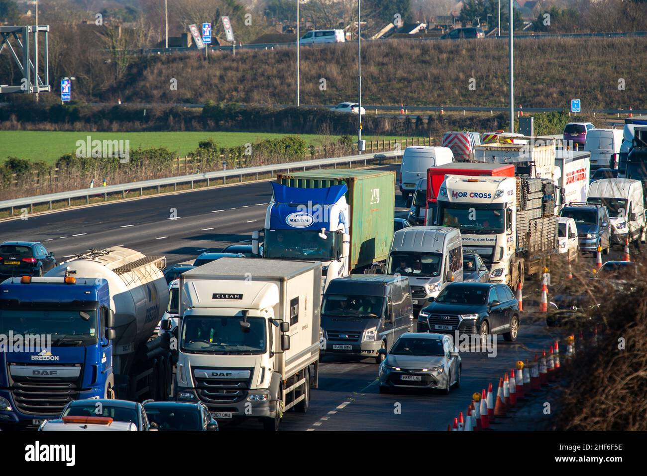 Dorney, Buckinghamshire, Großbritannien. 14th. Januar 2022. Der Verkehr stand heute um die Mittagszeit in Westbound an der M4 an. Während der Aufrüstung des M4 auf eine All Lanes Running Digital Smart Motorway kam es häufig zu Unfällen. Es gibt enge Gassen und die harte Schulter wurde entfernt, aber die neuen, zeitweiligen Schutzgebiete sind noch nicht in Betrieb. In den vergangenen fünf Jahren sind in Großbritannien 38 Menschen auf intelligenten Autobahnen ums Leben gekommen. Die Einführung neuer Smart Motorway-Upgrades in Großbritannien wird derzeit bis zur Überprüfung der Sicherheit ausgesetzt. Quelle: Maureen McLean/Alamy Live News Stockfoto