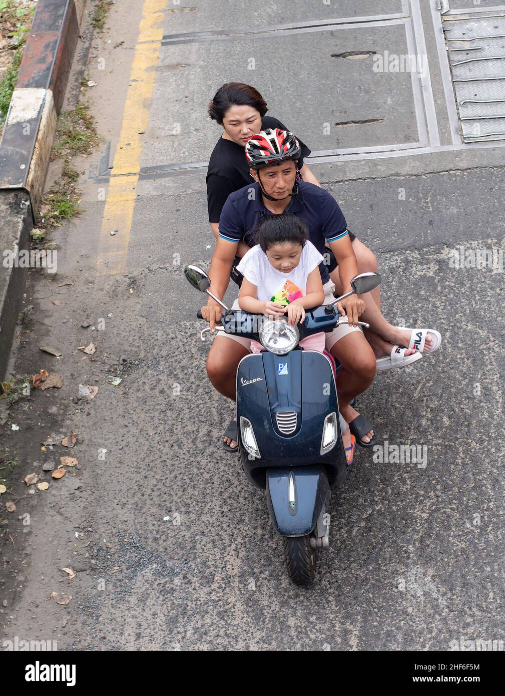 Vespa Roller sind in Vietnam beliebt, und das italienische Unternehmen hat eine Fabrik im Land, um Roller für den lokalen Markt und andere cou herzustellen Stockfoto