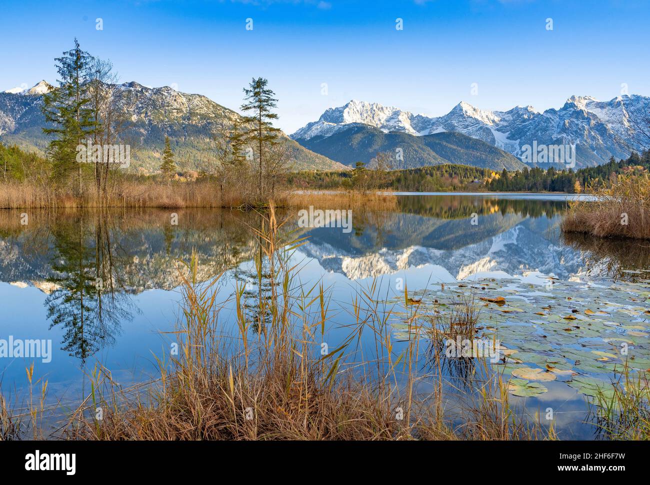 Barmsee bei Krün / Wallgau bei schönem Wetter im Herbst, Bayern, Deutschland Stockfoto