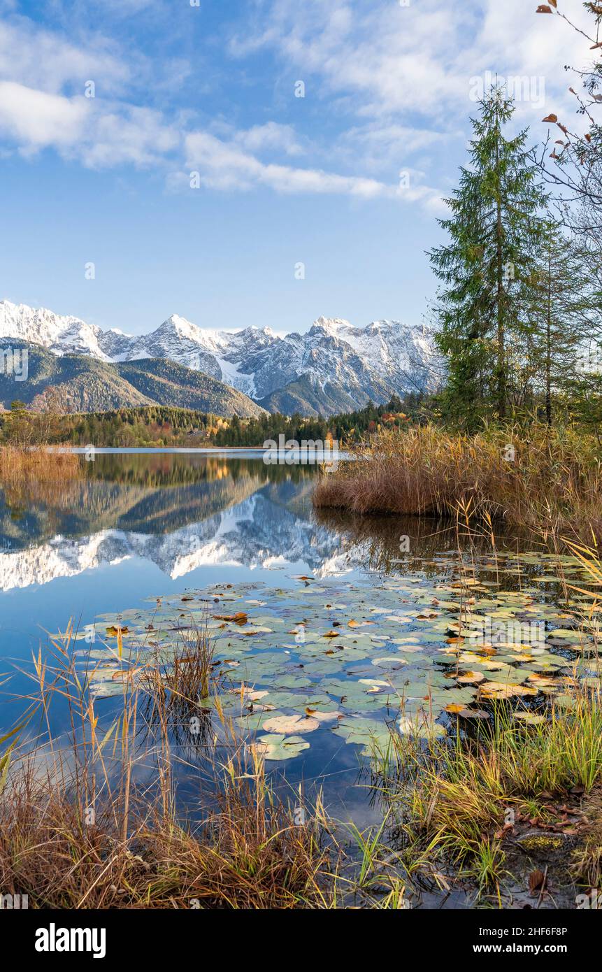 Barmsee bei Krün / Wallgau bei schönem Wetter im Herbst, Bayern, Deutschland Stockfoto