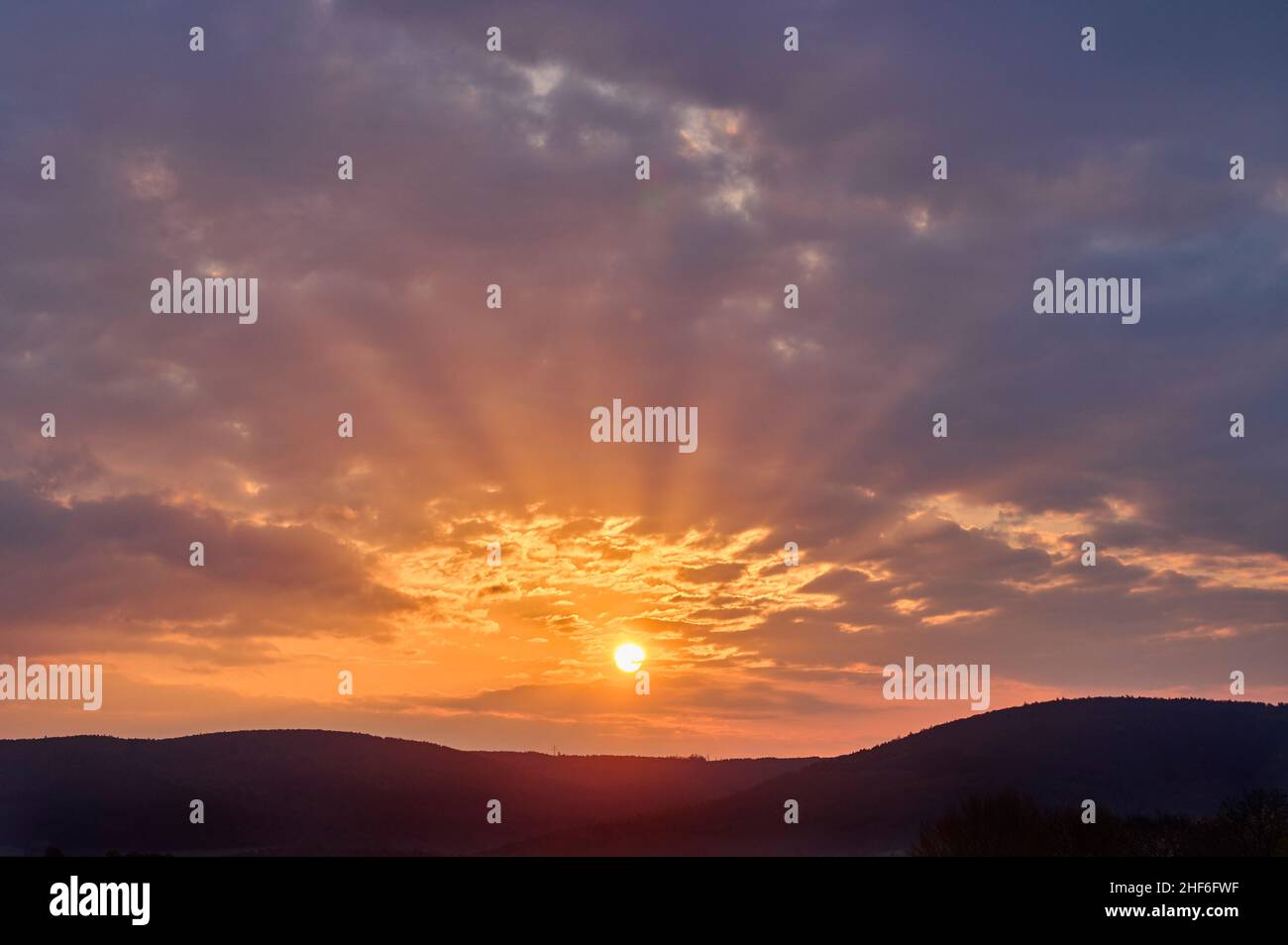 Sonnenaufgang, Himmel, Sonne, Wolken, Wald, Spessart, Franken, Bayern, Deutschland Stockfoto