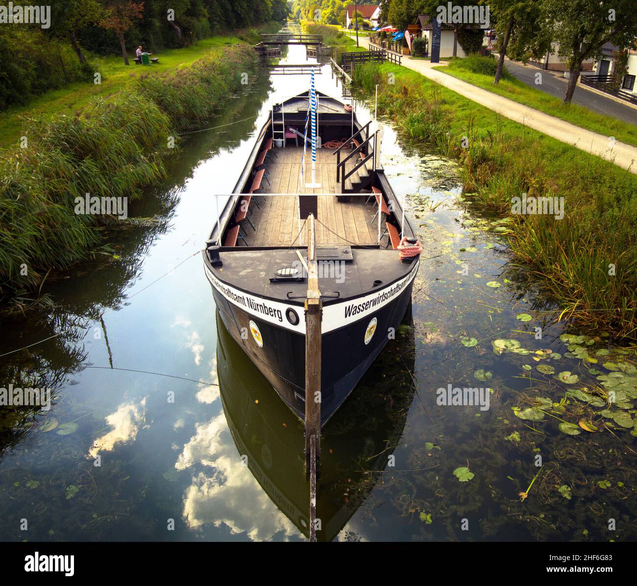 Schiff auf dem König-Ludwig-Kanal, Wasserstraße in Bayern Stockfoto