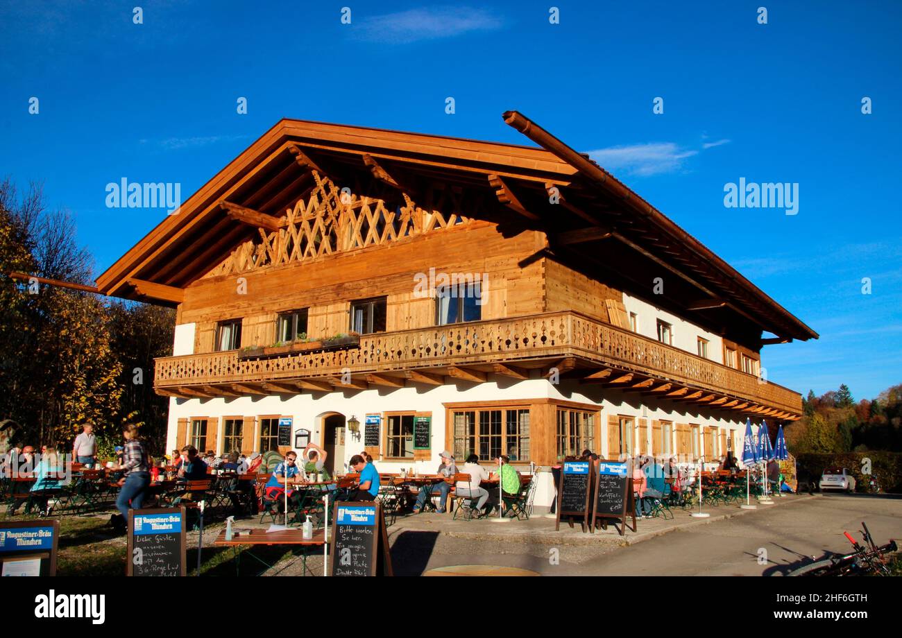 Kirchdorf Wamberg, Gasthof Wamberg, Bezirk Garmisch-Partenkirchen, Werdenfelser Land, Oberbayern, Bayern, Deutschland, Besucher genießen den Herbst, Europa, Garmisch Partenkirchen, Traumwetter Stockfoto