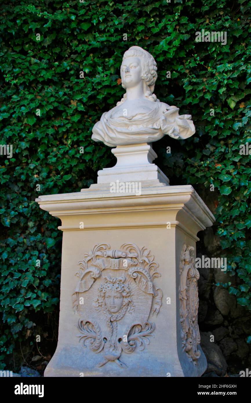 Die Büste der Bourbon-Königin Marie-Antoinette, verehrt von Ludwig II., im Schlossgarten von Schloss Linderhof, Ettal Gemeinde, Ammertal, Ammergauer Alpen, Oberbayern, Bayern, Deutschland Stockfoto