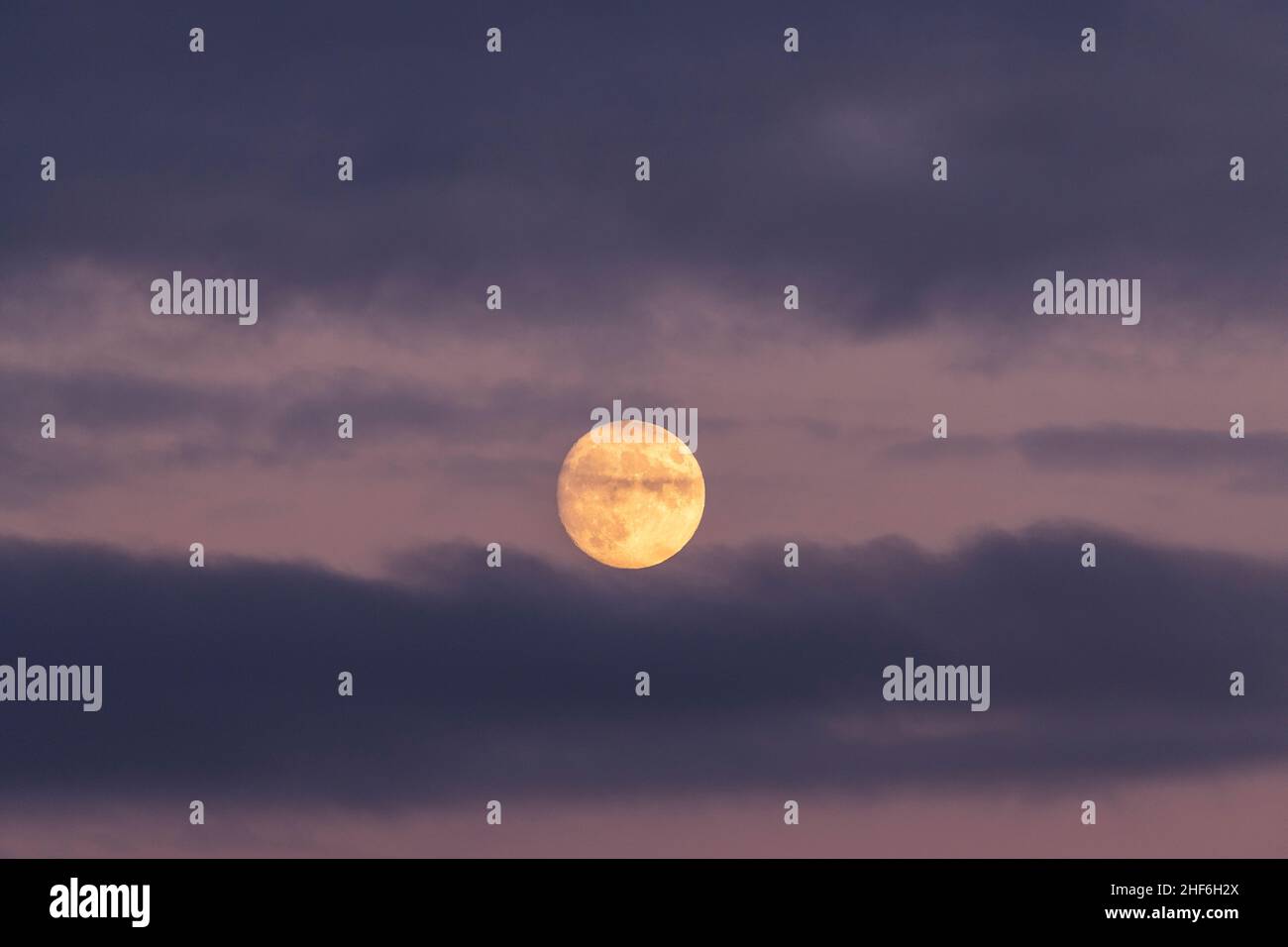 Mondaufgang in Thüringen bei Sonnenuntergang. Stockfoto