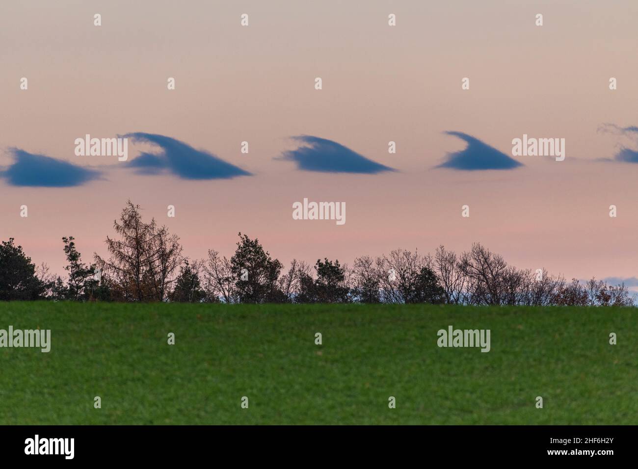 Mondaufgang in Thüringen bei Sonnenuntergang. Stockfoto