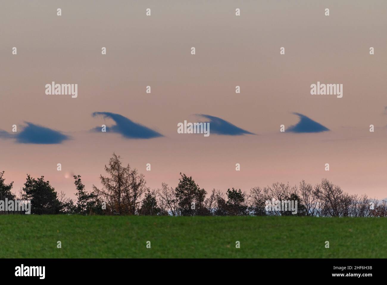 Mondaufgang in Thüringen bei Sonnenuntergang. Stockfoto