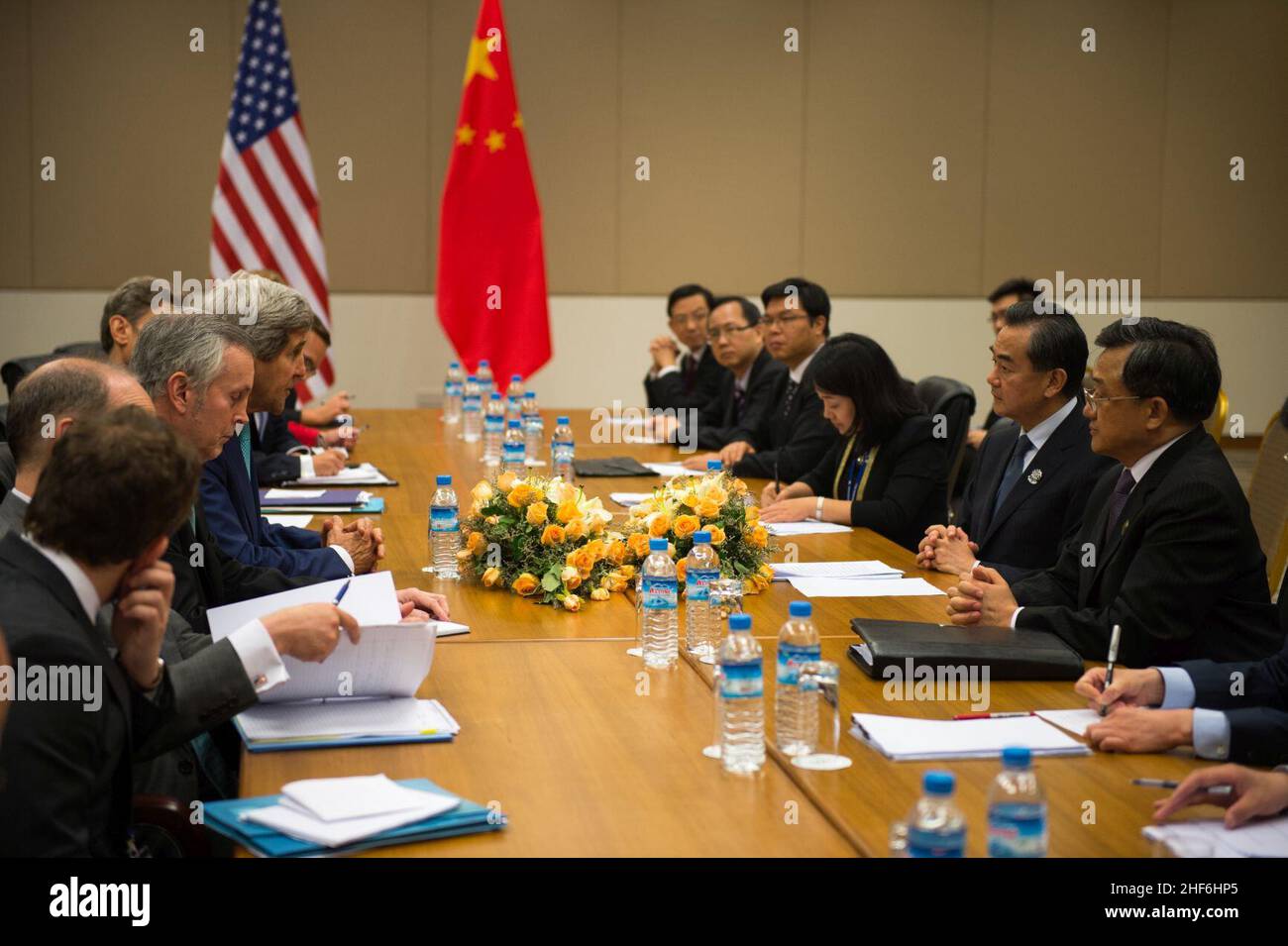 Sekretär Kerry mit dem chinesischen Außenminister Wang Yi Stockfoto