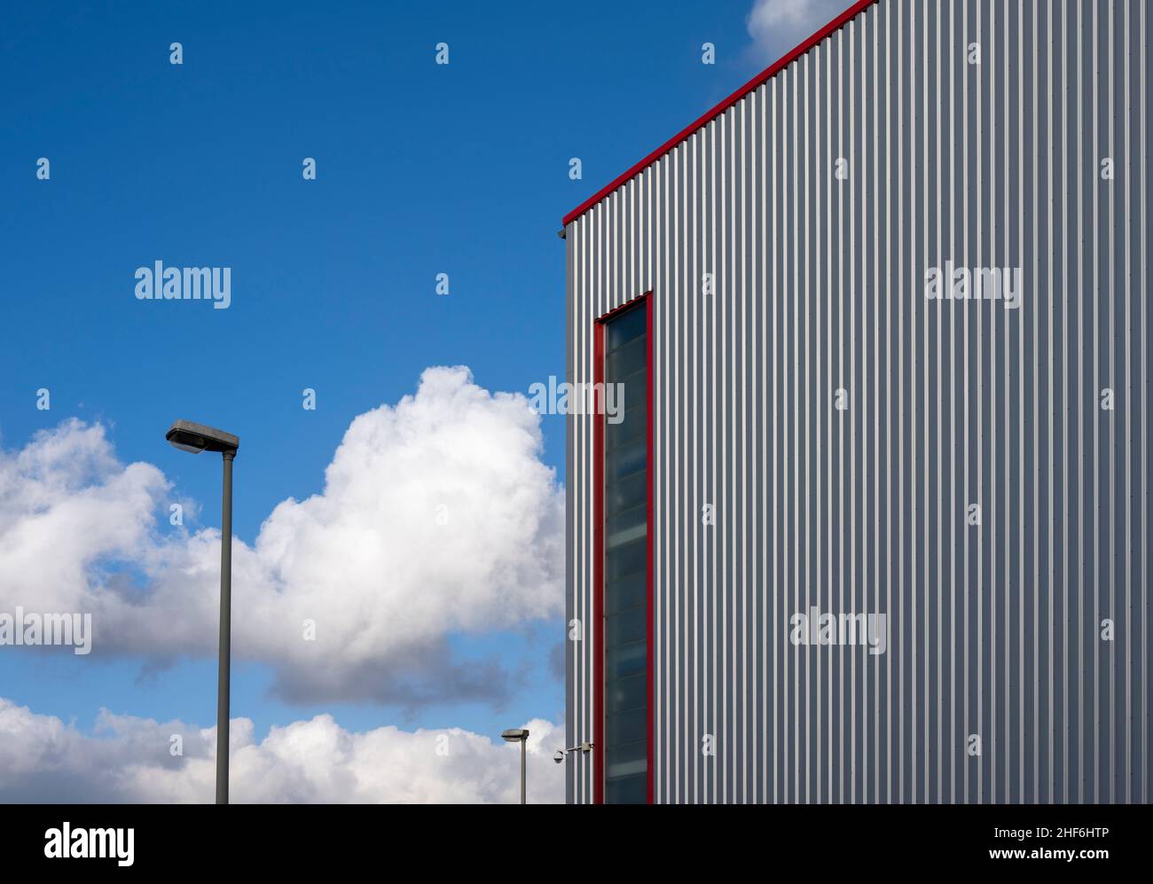 Lager, Laterne, roter Rahmen, Wolken, blauer Himmel, Gewerbegebiet Stockfoto Lager, Laterne, roter Rahmen, Wolken, blauer Himmel, Gewerbegebiet Stockfoto