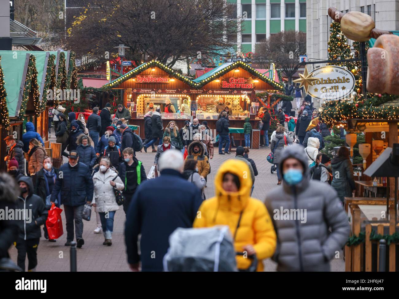 Essen, Nordrhein-Westfalen, Deutschland - Weihnachtsmarkt in Essen in Zeiten der Corona-Pandemie unter 2G Bedingungen. Die Besucher müssen sich erholt haben oder geimpft sein. In der Essener Fußgängerzone gibt es keine Pflicht, eine Maske zu tragen, sondern eine Empfehlung, eine Maske zu tragen. Stockfoto