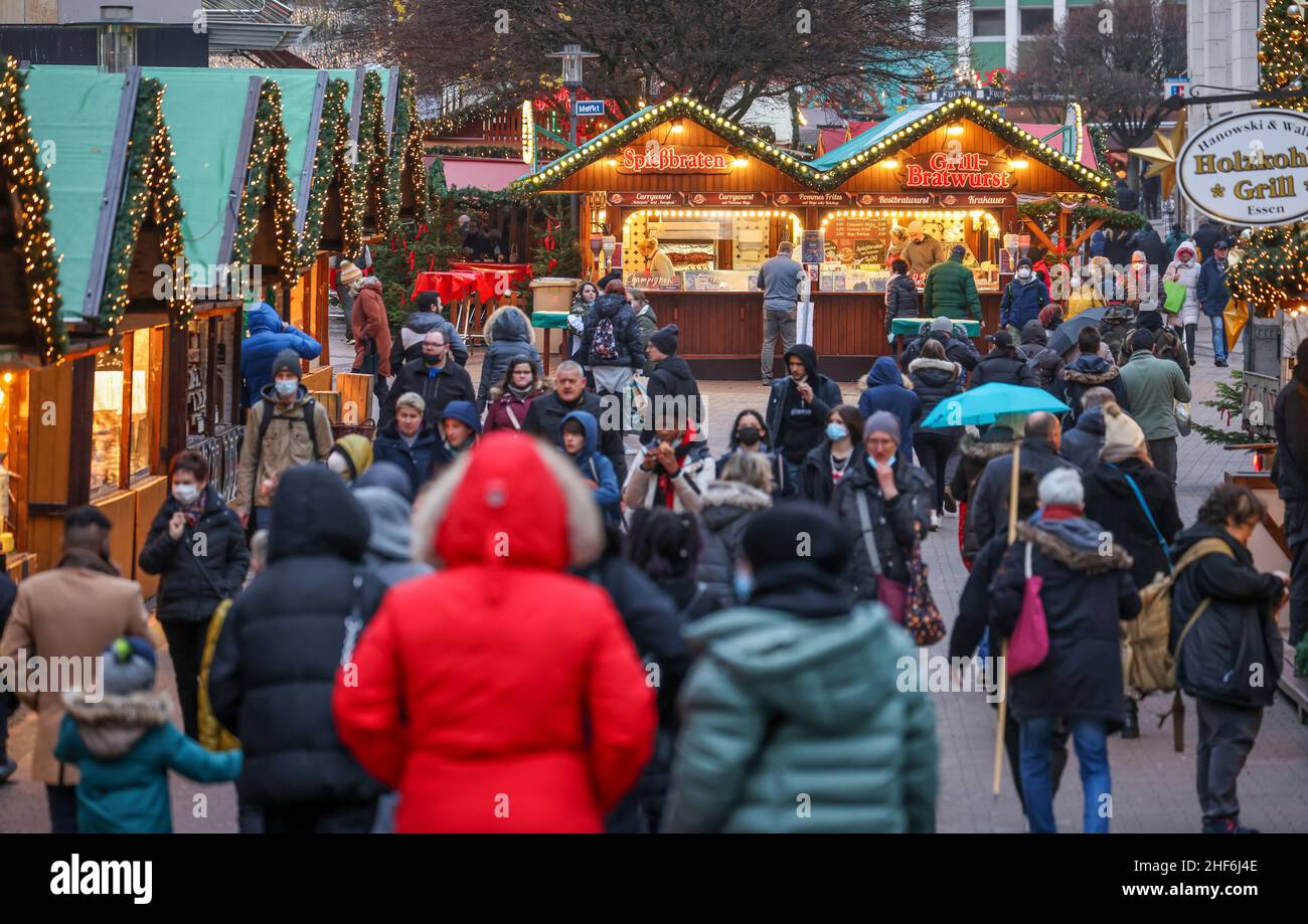 Essen, Nordrhein-Westfalen, Deutschland - Weihnachtsmarkt in Essen in Zeiten der Corona-Pandemie unter 2G Bedingungen. Die Besucher müssen sich erholt haben oder geimpft sein. In der Essener Fußgängerzone gibt es keine Pflicht, eine Maske zu tragen, sondern eine Empfehlung, eine Maske zu tragen. Stockfoto