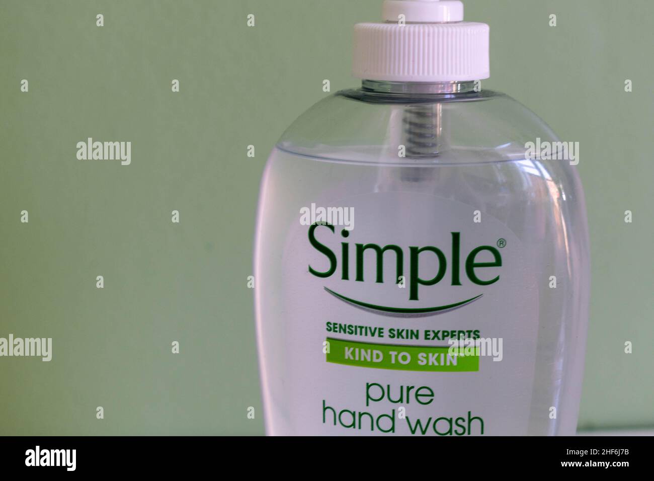 Hull, Großbritannien - 25. August 2019: Einfache Handwäsche mit, einer Handseife, die hautfreundlich ist, so toll für empfindliche Hauttypen. Handwäsche isoliert Stockfoto