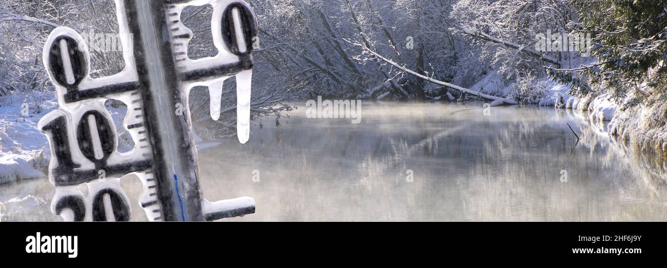 Thermometer zeigt kalte Temperaturen und Eiszapfen im Winter an Stockfoto