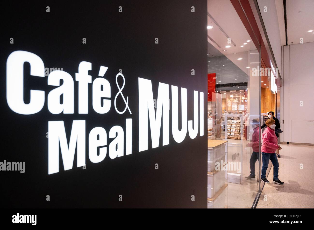 Shopper werden beim japanischen Haushalts- und Bekleidungseinzelhandel, im Muji-Shop und im Café in Hongkong gesehen. (Foto von Budrul Chukrut / SOPA Images/Sipa USA) Stockfoto