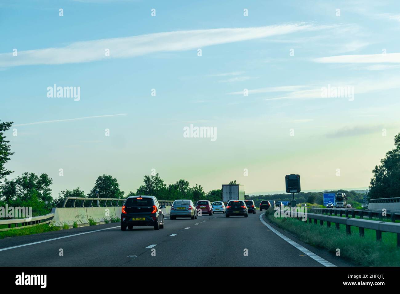 Durham, Großbritannien - 23rd. August 2019: Autos und Lastwagen brechen mit roten Ampeln auf einer britischen Autobahn. Staus und Warteschlangen vor sich. Stau ist voll. Stockfoto