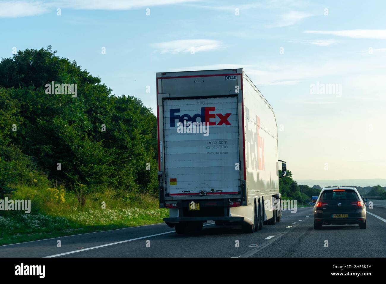 Durham, Großbritannien - 23rd. August 2019: FedEx, Federal Express, LKW auf einer britischen Autobahn. Amerikanische multinationale Kurierdienste. Liefern Stockfoto