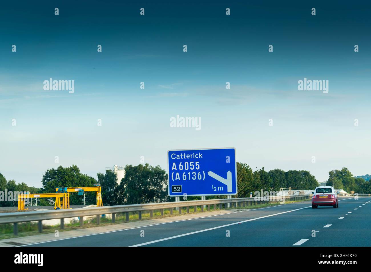 Leeds, Großbritannien - 23rd. August 2019: Blaues britisches Autobahnschild, das die Fahrer zum Militärlager Catterick, einer Kaserne, an der Autobahn A1 führt. Heereslager, Stockfoto