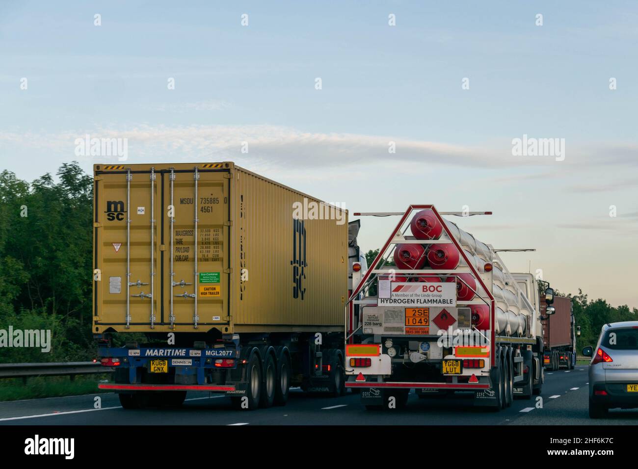 Hull, Vereinigtes Königreich - 23rd. August 2019: LKW-Überholmanounts auf britischer Autobahn. Langsam beschleunigende Lkw verursachen Verkehrsstaus und bremsen Pendler Stockfoto