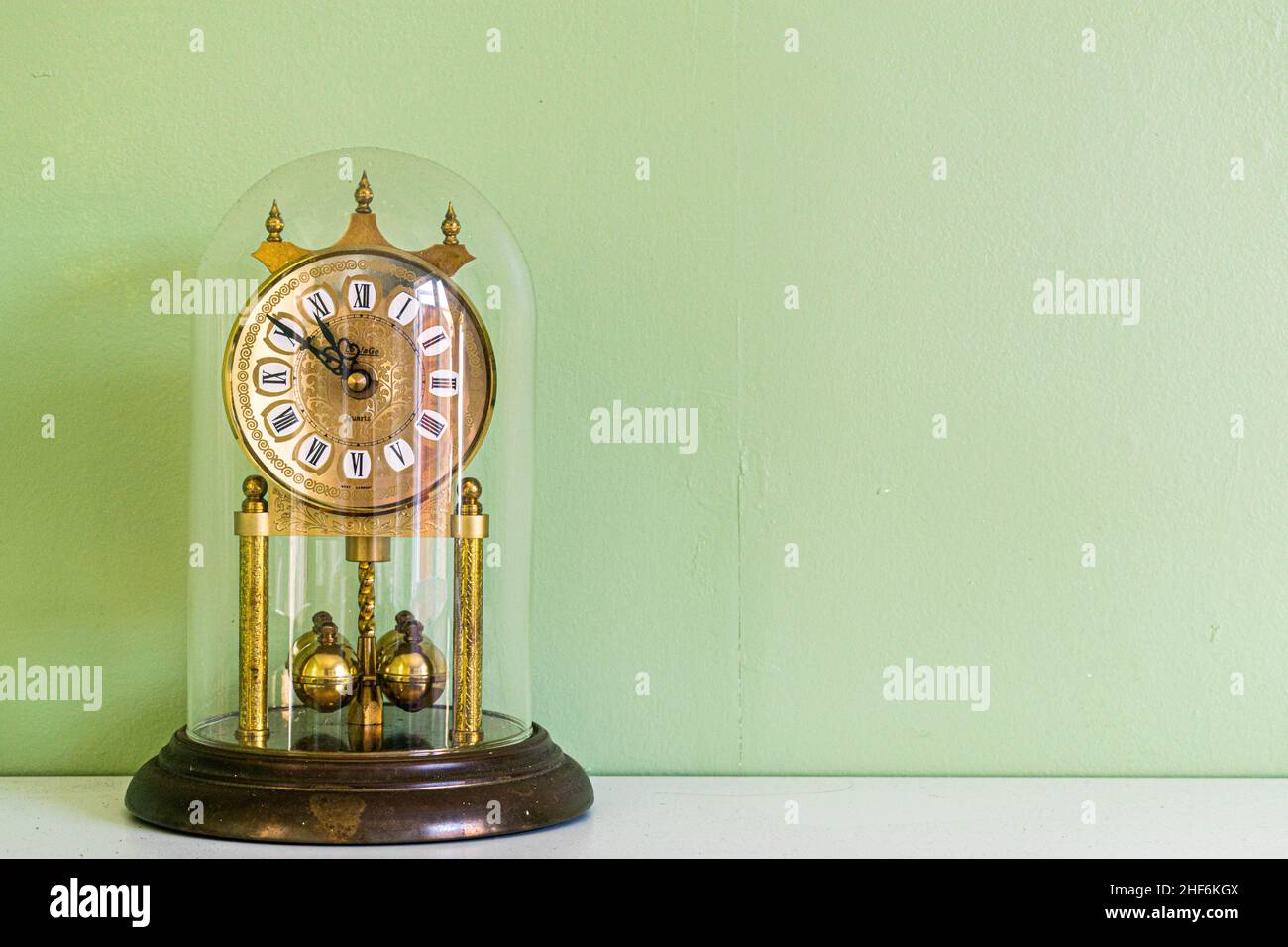 Hull, UK - 26th. August 2019: Antike, antike, aus Bronze gegossener Bronze mit römischen Ziffern und einem tickenden Zeiger. Home Lifestyle, Home Decor, Lifestyle Stockfoto