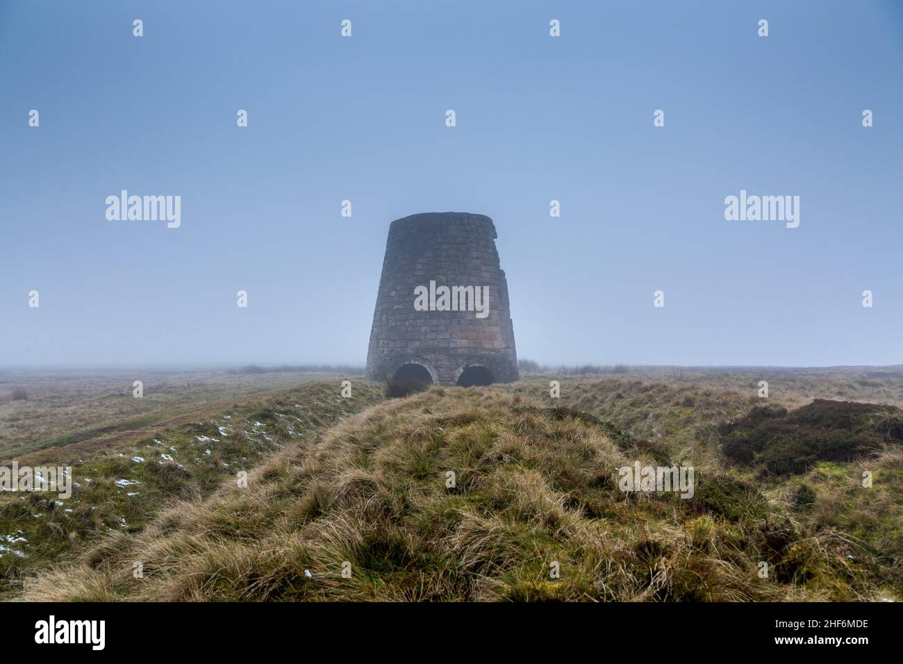 Ein alter nicht mehr verwendeter Ofen auf den Mooren über Cumbria, der zuvor in den Bleiminen verwendet wurde Stockfoto