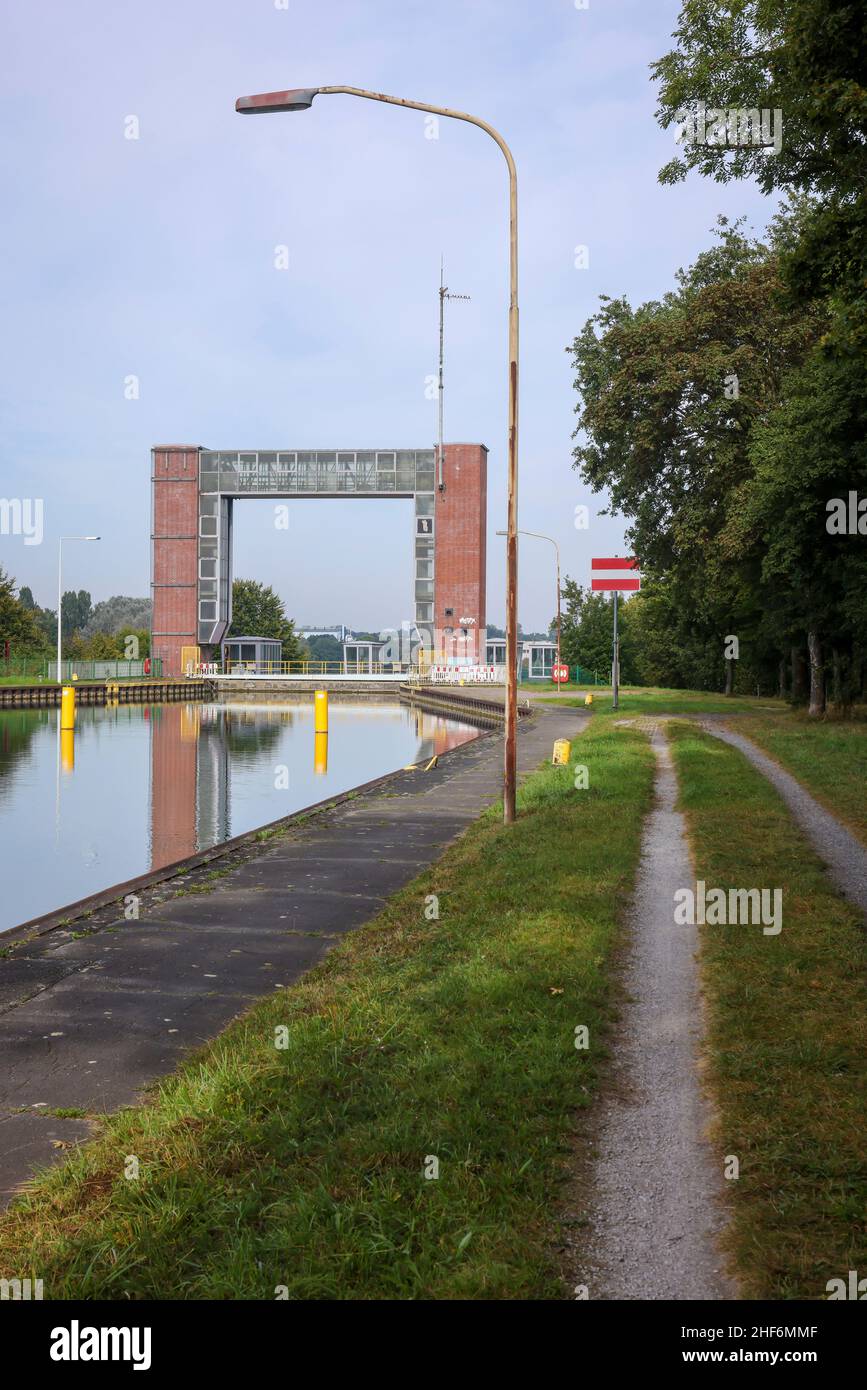 Waltrop, Nordrhein-Westfalen, Deutschland, Schiffshebewerk Waltrop. Hier wurde 1962 der neue Aufzug aus dem Jahr 2005 stillgelegt. Die vier Abstiegsanlagen am Übergang des Rhein-Herne-Kanals vom Dortmund-Ems-Kanal (Vorderseite) werden als Waltrop-Schleusenpark bezeichnet. Das einzige Hubsystem, das in Betrieb ist, ist das Neue Schloss, das 1989 zwischen dem alten Schachtschloss und dem neuen Aufzug gebaut wurde. Stockfoto