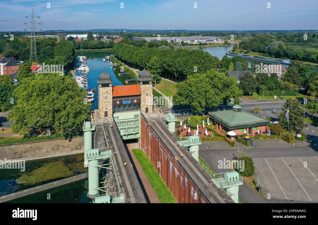 Waltrop, Nordrhein-Westfalen, Deutschland, Schiffshebewerk Waltrop. Hier die ausgediente alte Welle arretieren. Die vier Abstiegsanlagen am Übergang des Rhein-Herne-Kanals (hinten) vom Dortmund-Ems-Kanal (vorne) werden als Waltrop-Schleusenpark bezeichnet. Das einzige Hubsystem, das in Betrieb ist, ist das Neue Schloss, das 1989 zwischen dem alten Schachtschloss und dem neuen Aufzug gebaut wurde. Stockfoto