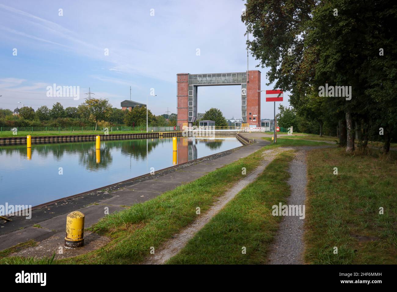 Waltrop, Nordrhein-Westfalen, Deutschland, Schiffshebewerk Waltrop. Hier wurde 1962 der neue Aufzug aus dem Jahr 2005 stillgelegt. Die vier Abstiegsanlagen am Übergang des Rhein-Herne-Kanals vom Dortmund-Ems-Kanal (Vorderseite) werden als Waltrop-Schleusenpark bezeichnet. Das einzige Hubsystem, das in Betrieb ist, ist das Neue Schloss, das 1989 zwischen dem alten Schachtschloss und dem neuen Aufzug gebaut wurde. Stockfoto