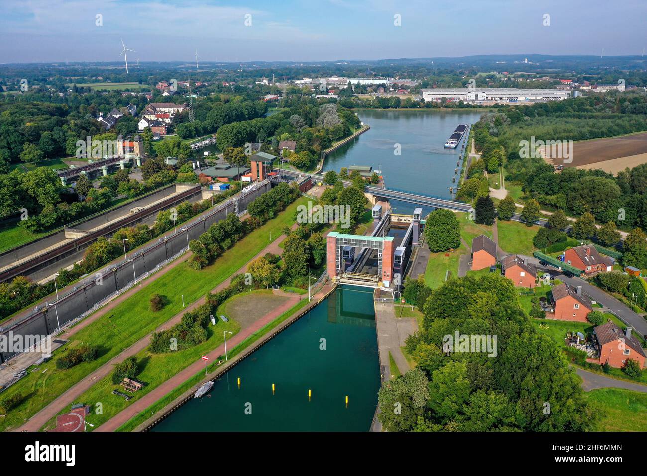 Waltrop, Nordrhein-Westfalen, Deutschland, Schiffshebewerk Waltrop. Die vier Abstiegsanlagen am Übergang des Rhein-Herne-Kanals (hinten) vom Dortmund-Ems-Kanal (vorne) werden als Waltrop-Schleusenpark bezeichnet. Davor wurde der neue Aufzug 2005 stillgelegt. Das einzige Hubsystem, das in Betrieb ist, ist das Neue Schloss, das 1989 zwischen dem alten Schachtschloss und dem neuen Aufzug gebaut wurde. Stockfoto