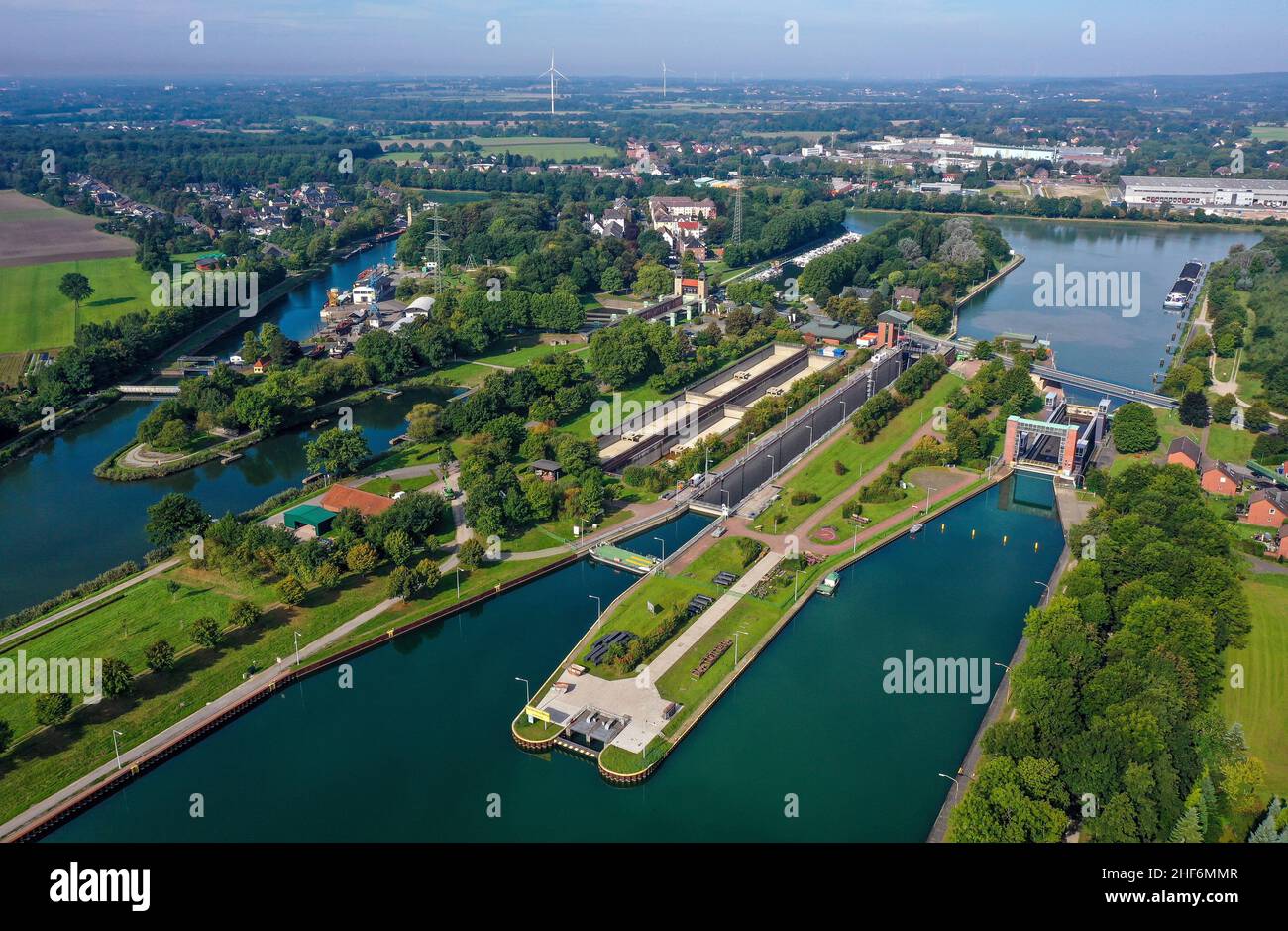 Waltrop, Nordrhein-Westfalen, Deutschland, Schiffshebewerk Waltrop. Die vier Abstiegsanlagen am Übergang des Rhein-Herne-Kanals (hinten) vom Dortmund-Ems-Kanal (vorne) werden als Waltrop-Schleusenpark bezeichnet. Davor wurde der neue Aufzug 2005 stillgelegt. Das einzige Hubsystem, das in Betrieb ist, ist das Neue Schloss, das 1989 zwischen dem alten Schachtschloss und dem neuen Aufzug gebaut wurde. Stockfoto