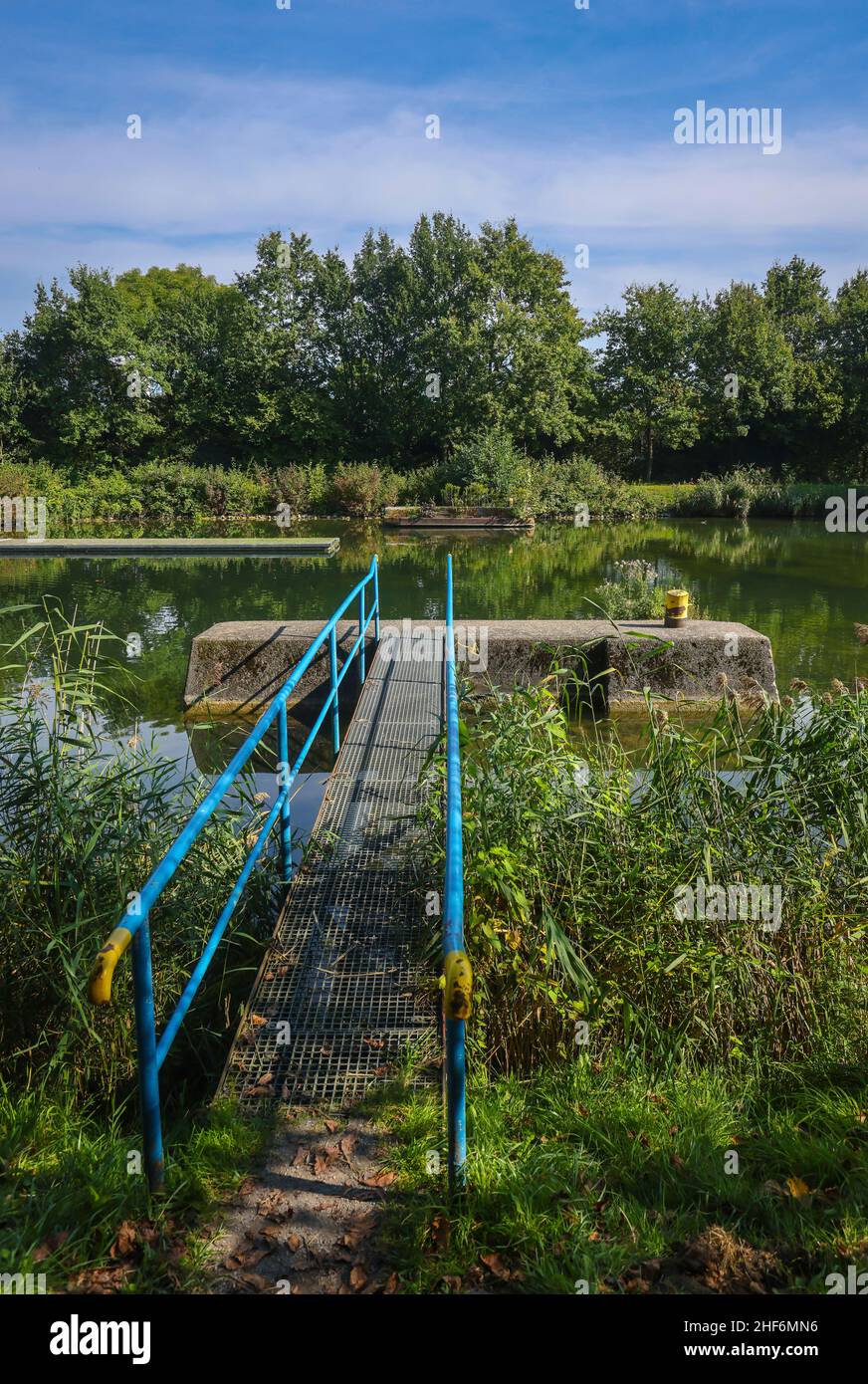 Waltrop, Nordrhein-Westfalen, Deutschland, Schiffshebewerk Waltrop. Hier ist ein Steg auf dem oberen Wasser des alten, ausgedient Schachtschlosses. Die vier Abstiegsanlagen am Abzweig des Rhein-Herne-Kanals vom Dortmund-Ems-Kanal sind als Waltrop-Schleusenpark bekannt. Das einzige Hubsystem, das in Betrieb ist, ist das Neue Schloss, das 1989 zwischen dem alten Schachtschloss und dem neuen Aufzug gebaut wurde. Stockfoto