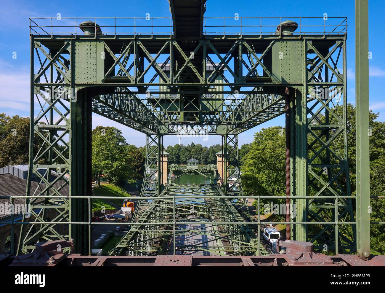Waltrop, Nordrhein-Westfalen, Deutschland, Schiffshebewerk Waltrop. Hier der LWL Industriemuseum Schiffslift Henrichenburg vom Oberwasser aus gesehen. Die vier Abstiegsanlagen am Abzweig des Rhein-Herne-Kanals vom Dortmund-Ems-Kanal sind als Waltrop-Schleusenpark bekannt. Das einzige Hubsystem, das in Betrieb ist, ist das Neue Schloss, das 1989 zwischen dem alten Schachtschloss und dem neuen Aufzug gebaut wurde. Stockfoto