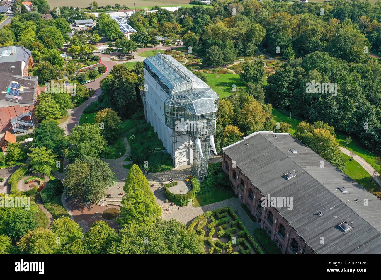 Hamm, Nordrhein-Westfalen, Deutschland, der Maximilianpark der westfälischen Stadt Hamm ist ein Vergnügungspark, der seit der Landesgartenschau 1984 auf dem Gelände der stillgebliebenem Maximilian-Kolonie errichtet wurde und dessen Wahrzeichen der gläserne Elefant ist, eine 40 m hohe begehbare Skulptur. Stockfoto