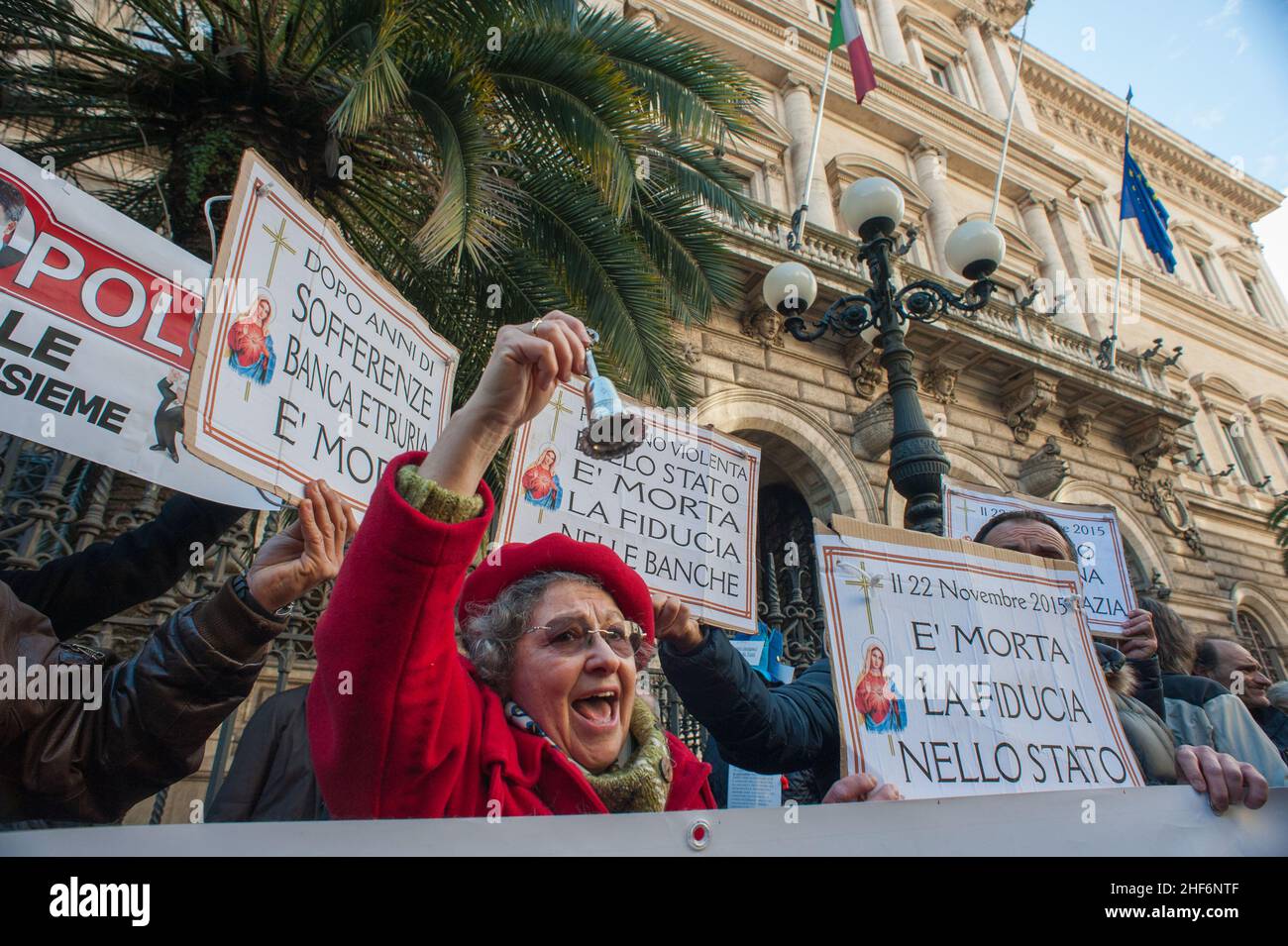 Rom, Italien 22/12/2015: Die "Opfer der Rettung von Banken" Proteste gegen die Regierung Bankitalia: Investoren versammelten sich vor dem Palazzo Koch, dem Sitz der Bank of Italy, um gegen das Dekret zu protestieren, das Aktien und nachrangige Anleihen CariFerrara, CariChieti, Bank Marche und Banca Etruria auslöschte. ©Andrea Sabbadini Stockfoto