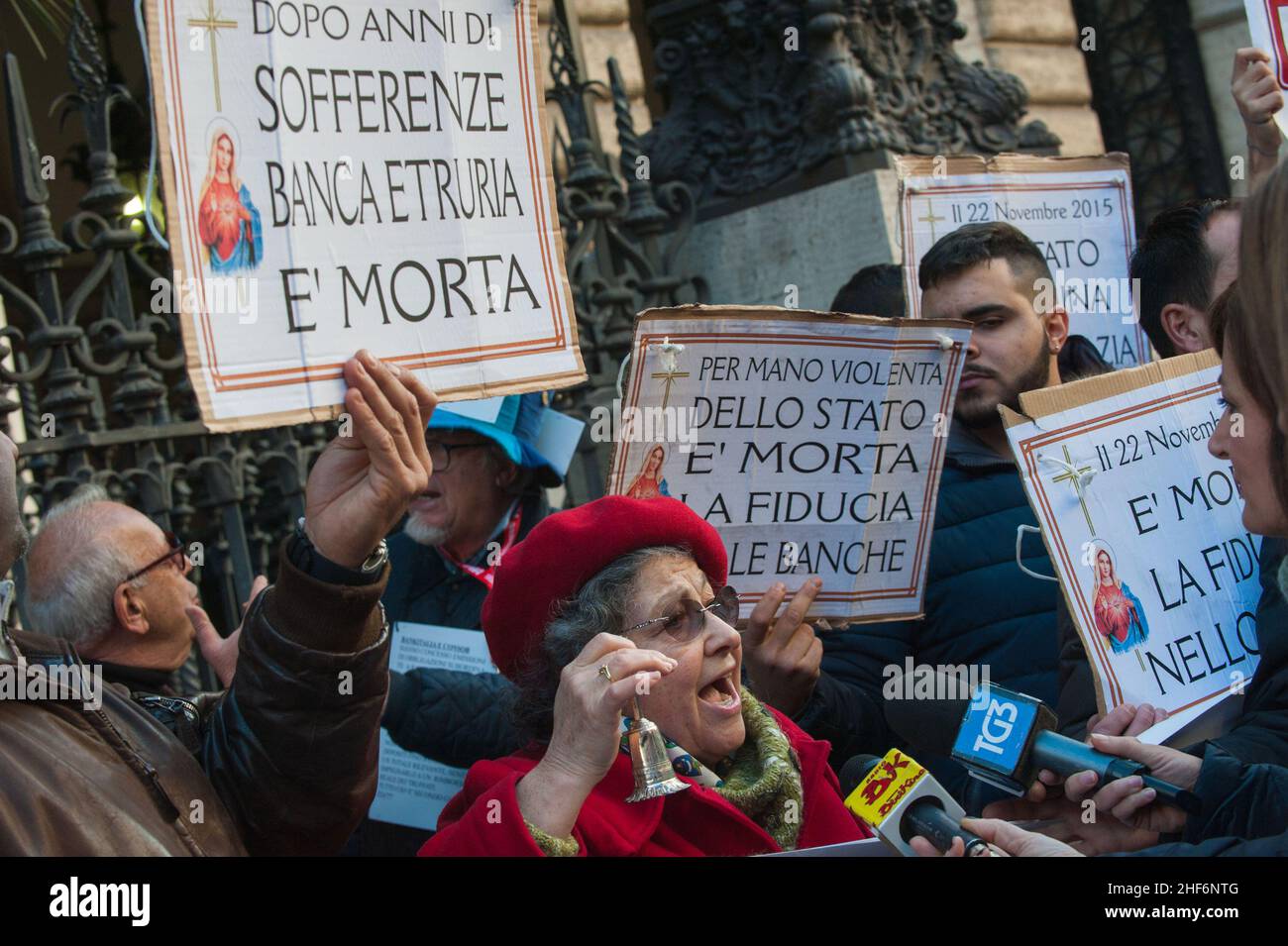 Rom, Italien 22/12/2015: Die "Opfer der Rettung von Banken" Proteste gegen die Regierung Bankitalia: Investoren versammelten sich vor dem Palazzo Koch, dem Sitz der Bank of Italy, um gegen das Dekret zu protestieren, das Aktien und nachrangige Anleihen CariFerrara, CariChieti, Bank Marche und Banca Etruria auslöschte. ©Andrea Sabbadini Stockfoto