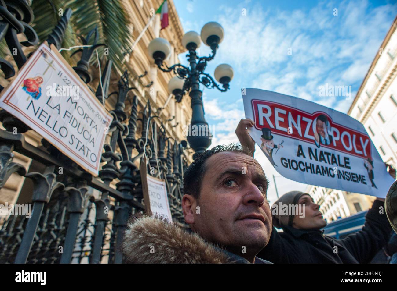 Rom, Italien 22/12/2015: Die "Opfer der Rettung von Banken" Proteste gegen die Regierung Bankitalia: Investoren versammelten sich vor dem Palazzo Koch, dem Sitz der Bank of Italy, um gegen das Dekret zu protestieren, das Aktien und nachrangige Anleihen CariFerrara, CariChieti, Bank Marche und Banca Etruria auslöschte. ©Andrea Sabbadini Stockfoto