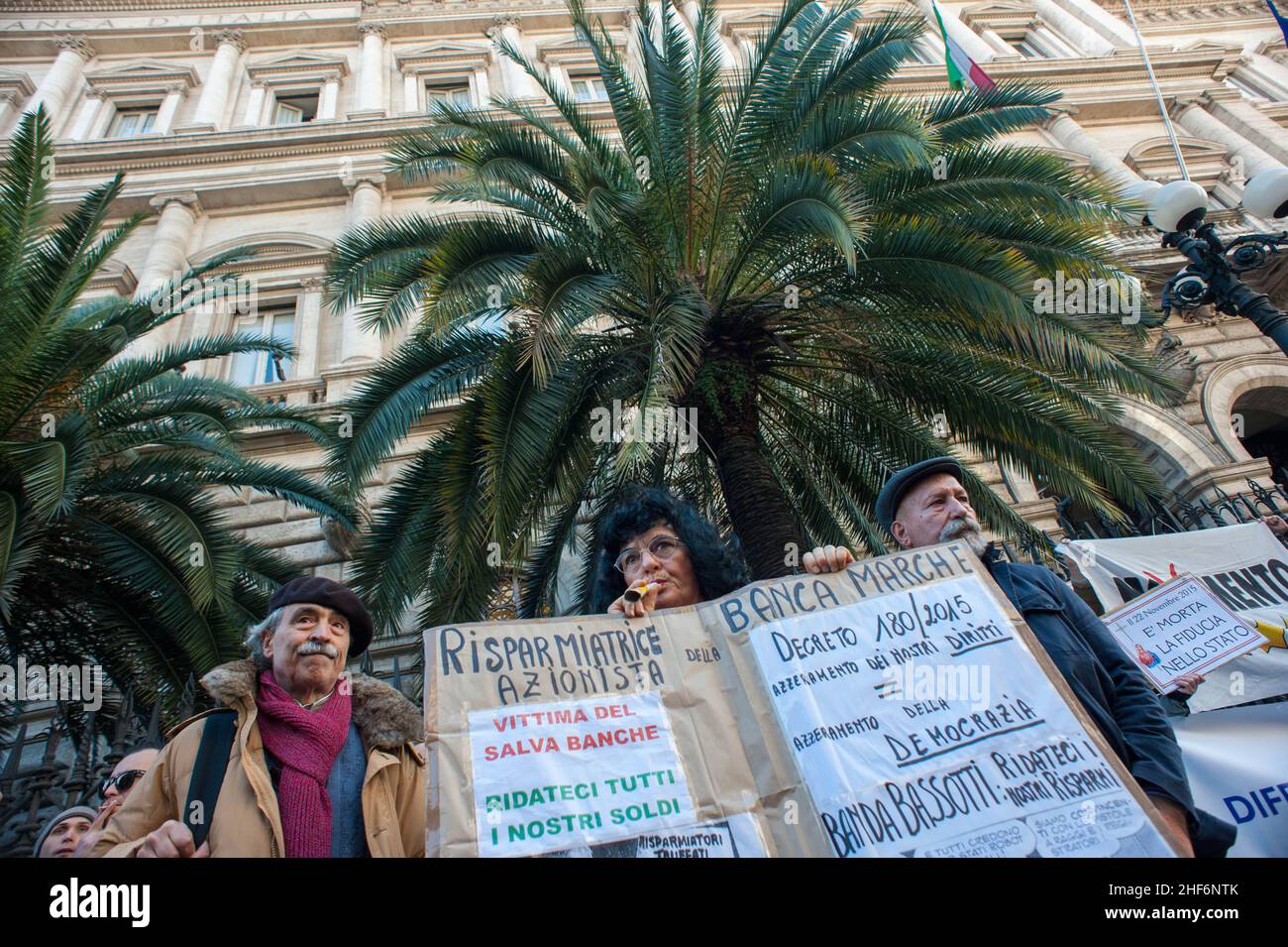 Rom, Italien 22/12/2015: Die "Opfer der Rettung von Banken" Proteste gegen die Regierung Bankitalia: Investoren versammelten sich vor dem Palazzo Koch, dem Sitz der Bank of Italy, um gegen das Dekret zu protestieren, das Aktien und nachrangige Anleihen CariFerrara, CariChieti, Bank Marche und Banca Etruria auslöschte. ©Andrea Sabbadini Stockfoto