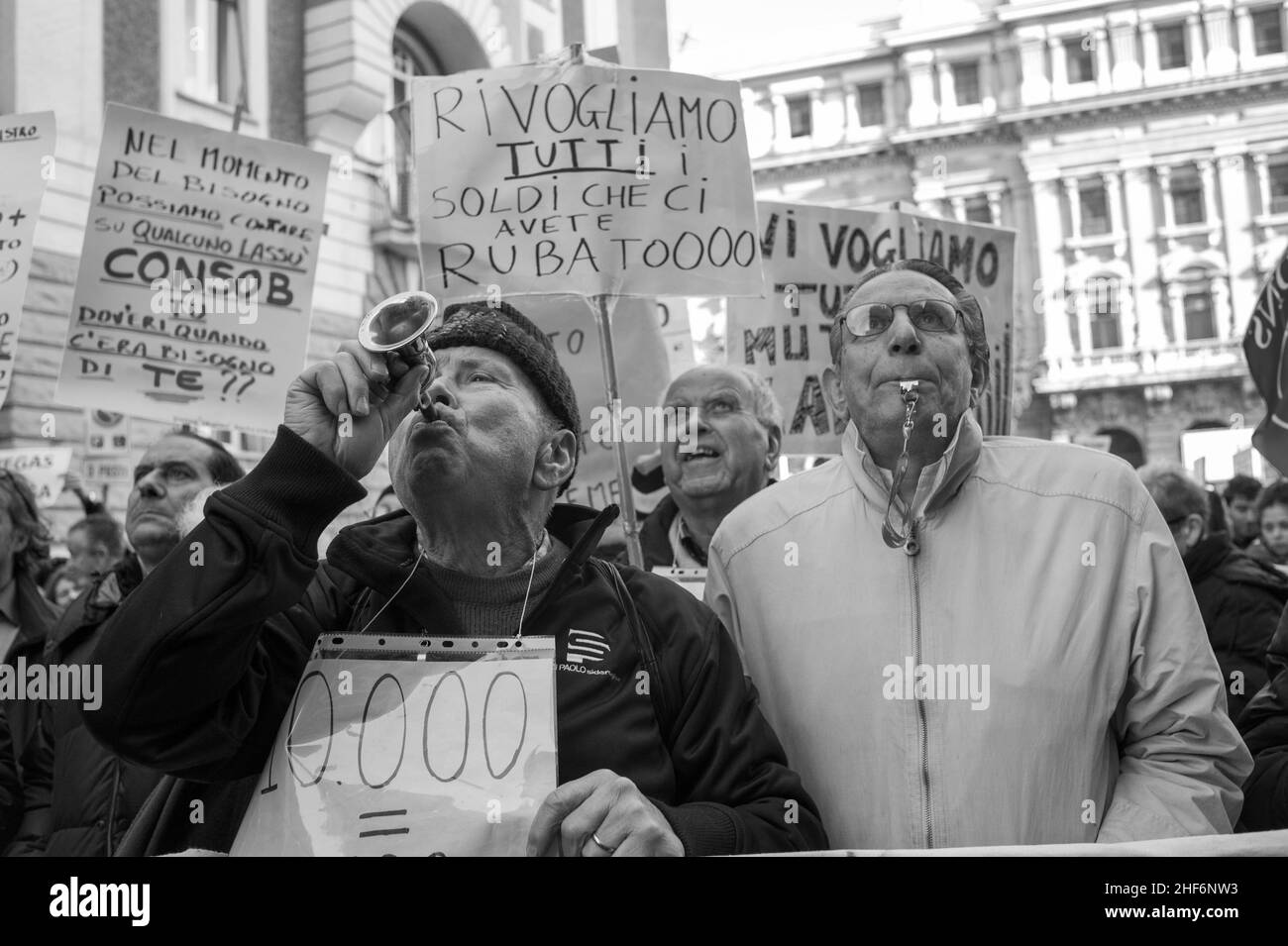 Rom, Italien 12/01/2016: Die "Opfer der Rettung von Banken" Proteste gegen die Regierung Bankitalia: Etwa zweihundert Investoren versammelten sich vor dem CONSOB, um gegen das Dekret zu protestieren, das Aktien und nachrangige Anleihen CariFerrara, CariChieti, Bank Marche und Banca Etruria auslöschte. © Andrea Sabbadini Stockfoto