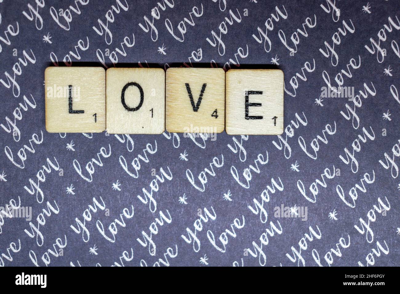 Liebe und Romantik Konzept. Love schrieb auf Scrabble spielen Würfel auf einem lila Ich liebe dich Hintergrund. Valentinstag, romantisches Konzept, Geselligkeit Stockfoto