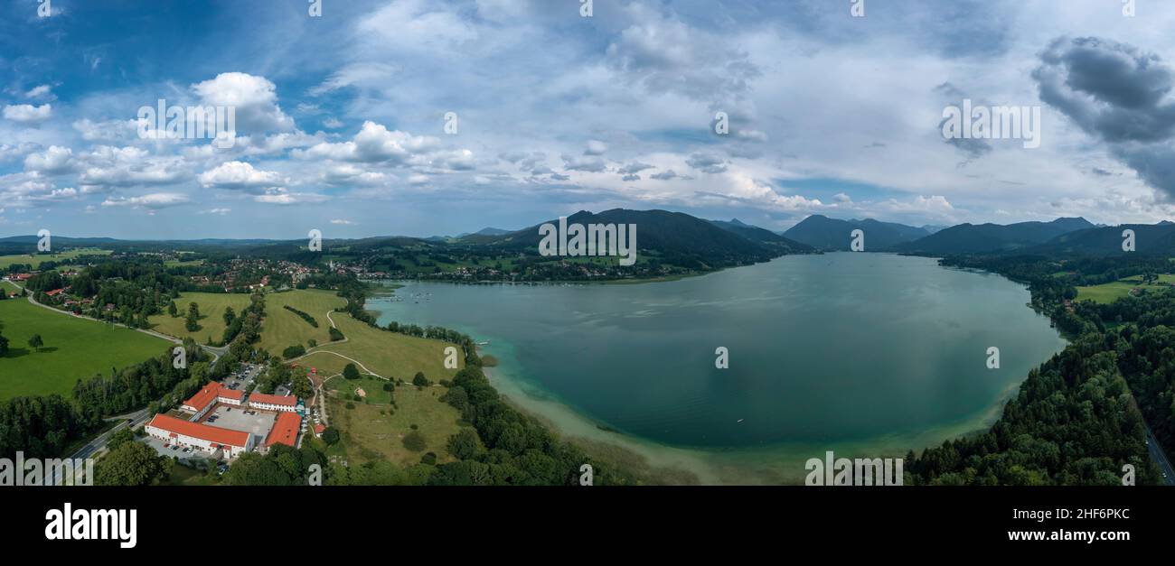 Blauer Sommerhimmel über dem bayerischen Tegernsee als Panoramaaufnahme, schönes Urlaubsziel für Touristen und Einheimische Stockfoto