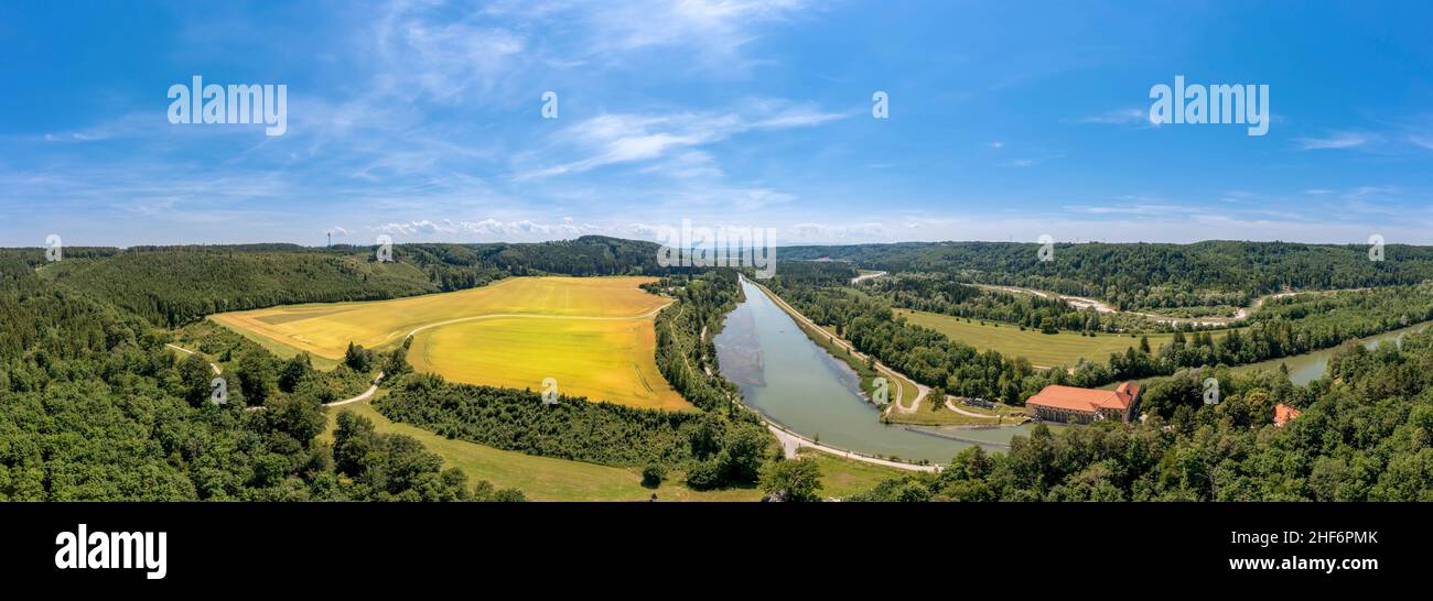 Schöner Blick über die geschwungene Isar in südbayern mit einem breiten gelben Feld und vielen Bäumen an einem schönen Sommertag Stockfoto