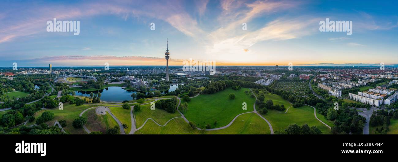 Idyllischer Blick über München mit einigen seiner beliebten Wahrzeichen am Olympiapark mit wunderschönen Grünflächen kombiniert mit moderner Architektur Stockfoto