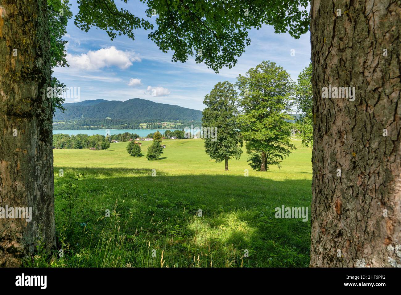 Gerahmter Blick auf den wunderschönen türkisfarbenen Tegernsee, einem berühmten Tourismus-Hotspot in südbayern, Zeit zum Entspannen Stockfoto