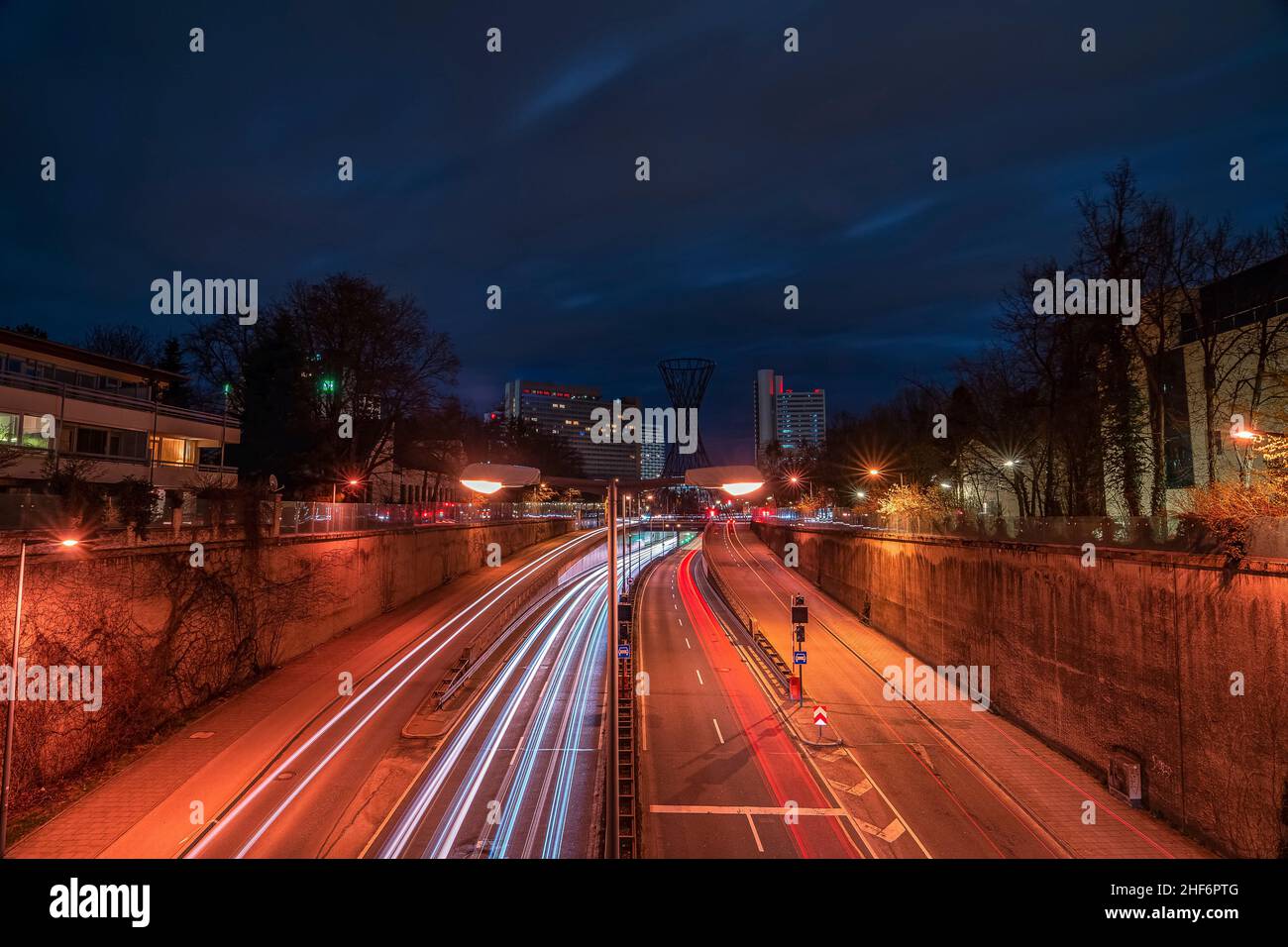 München, Deutschland - schnell fahrende Autos neben dem zentralen Effnerplatz in der bayerischen Hauptstadt bei Nacht mit viel Verkehr als Langzeitbelichtung, wunderbarer Hintergrund Stockfoto