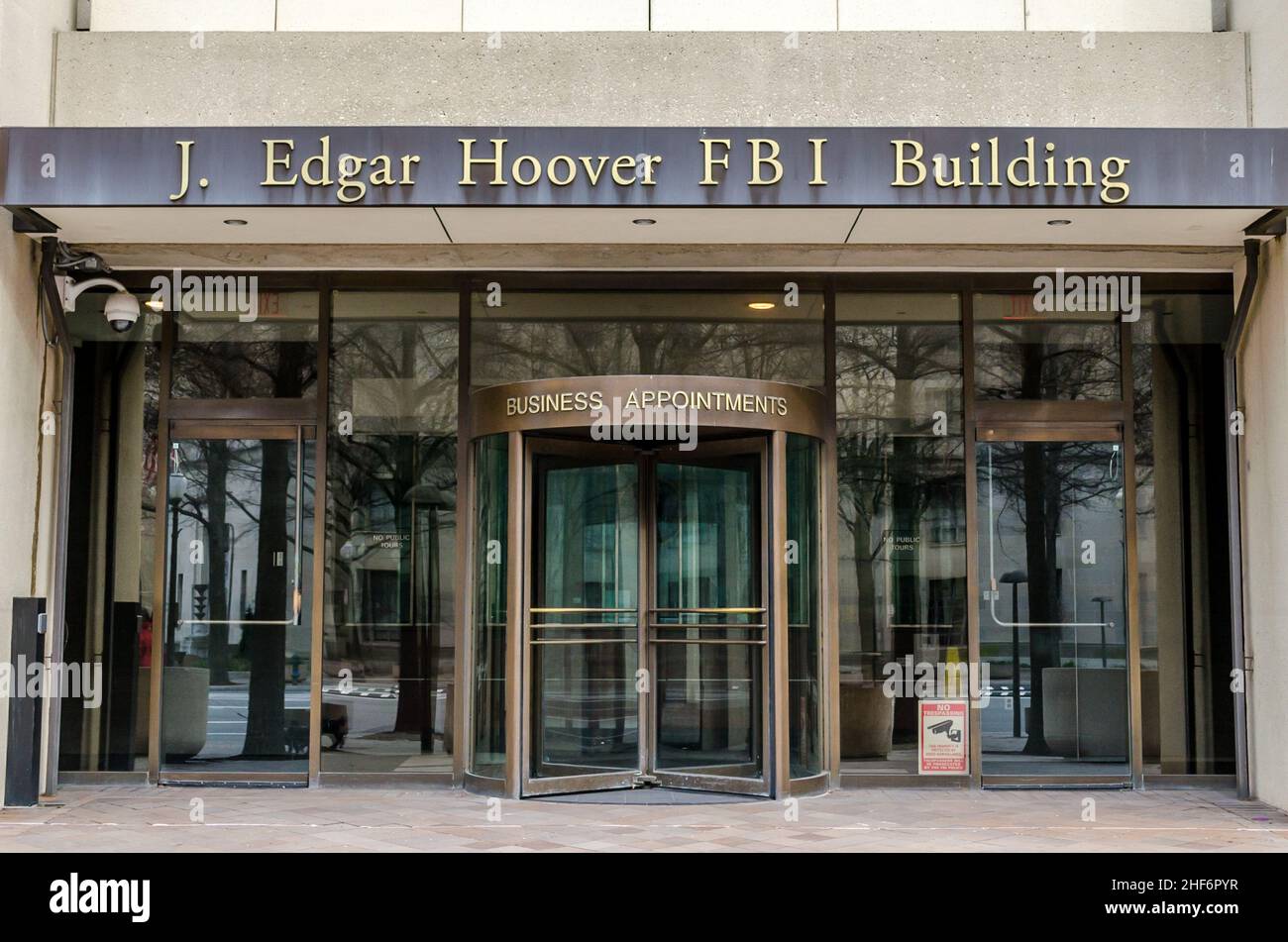 Fassade des Edgar Hoover FBI-Hauptquartiers in Washington DC, VA, USA. Eingang mit Drehtür Stockfoto