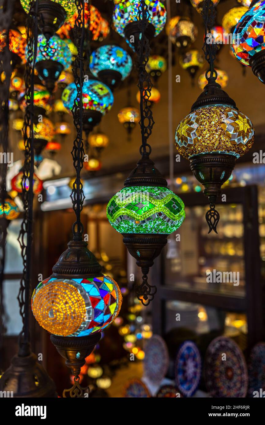 Bunte handgemachte Mosaiklampen im türkischen Stil, die vor einem Lampenladen in der Altstadt von Dubai, VAE, hängen Stockfoto