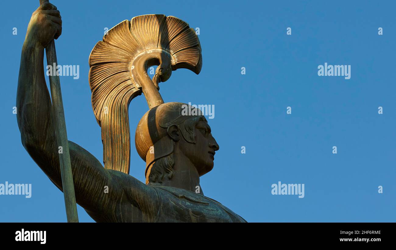 Griechenland, Griechische Inseln, Ionische Inseln, Korfu, Achilleion, Residenz der Kaiserin Sissis, erbaut 1889, Architektur nach griechischer Mythologie, überlebensgroße Bronzestatue des siegreichen Achilles, Kopf und Helm der Statue im Morgenlicht, blauer Himmel ohne Wolken, Bildhauer Johannes Götz Stockfoto