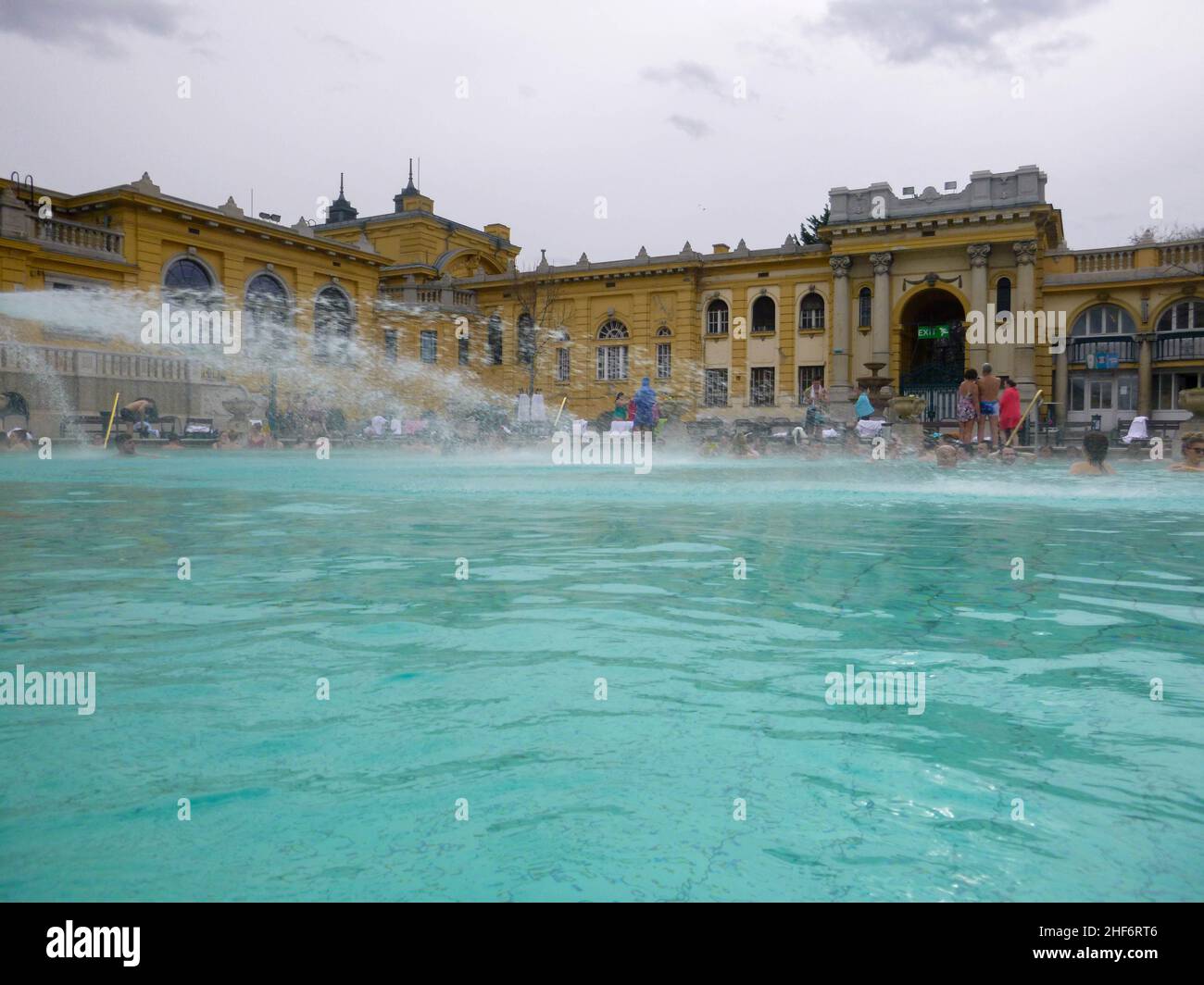 Budapest, Ungarn - 11th. März 2018: Szechenyi Bad & Pool, die Meistbesuchte und viel gepriesene Attraktion in Budapest. Der neobarocke Palast ist loca Stockfoto