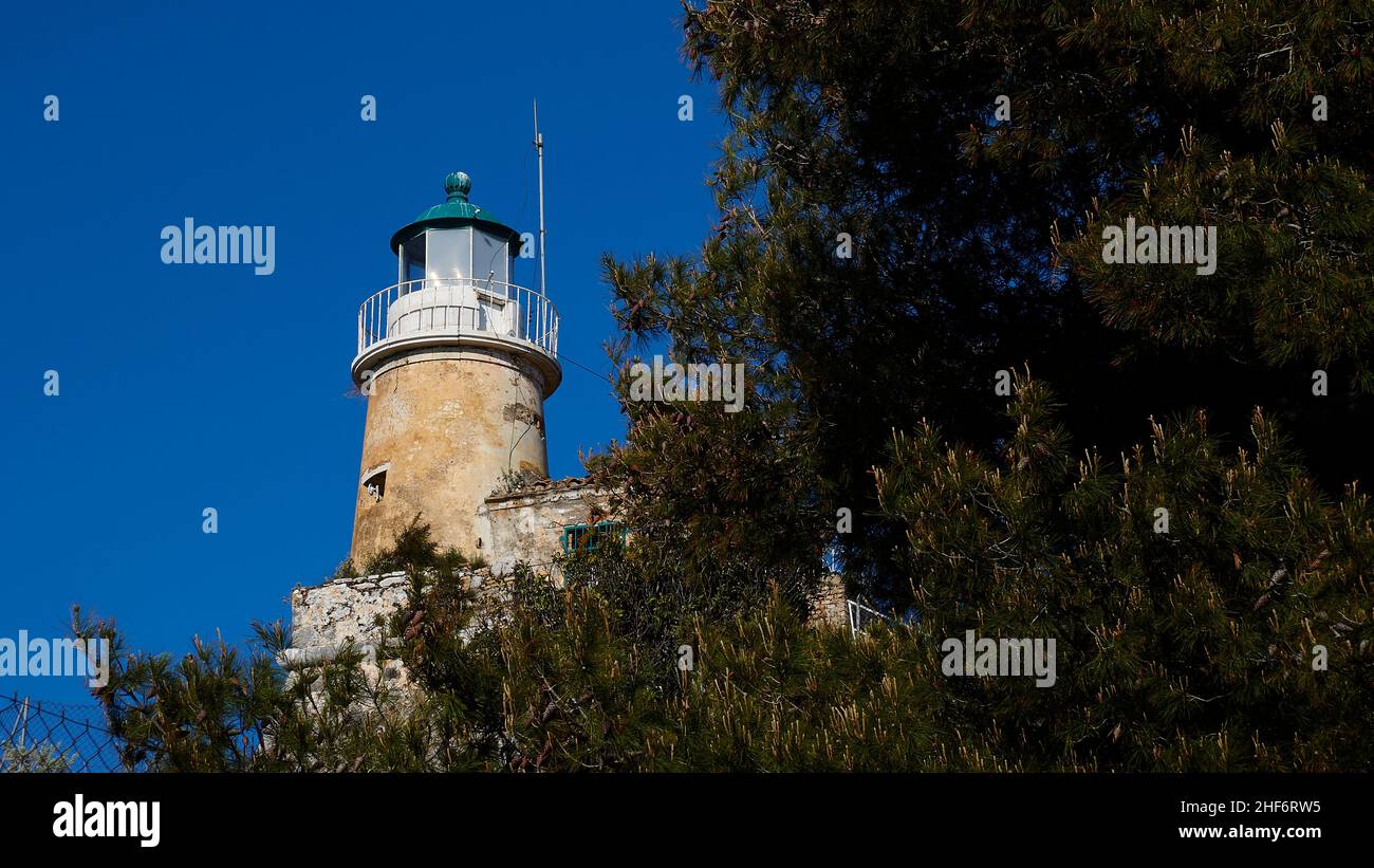 Griechenland, Griechische Inseln, Ionische Inseln, Korfu, Korfu-Stadt, Alte Festung, runder Leuchtturm auf dem höchsten Punkt der Festung, grünes Dach, blauer Himmel, Baum rechts im Bild Stockfoto