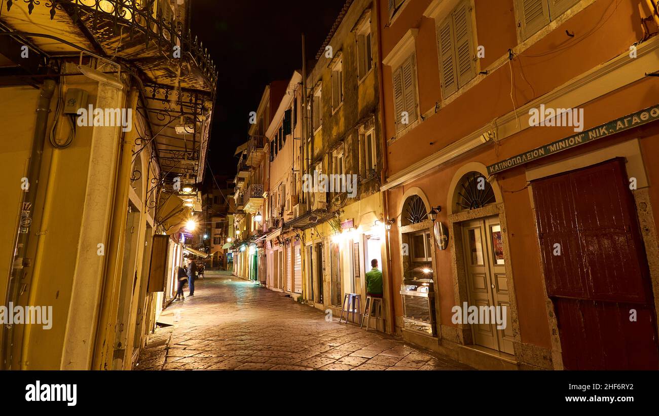 Griechenland, Griechische Inseln, Ionische Inseln, Korfu, Korfu-Stadt, Altstadt, Nachtaufnahme einer großen Gasse, Weitwinkelansicht, kaum Passanten, gelbe Straßenlampen Stockfoto